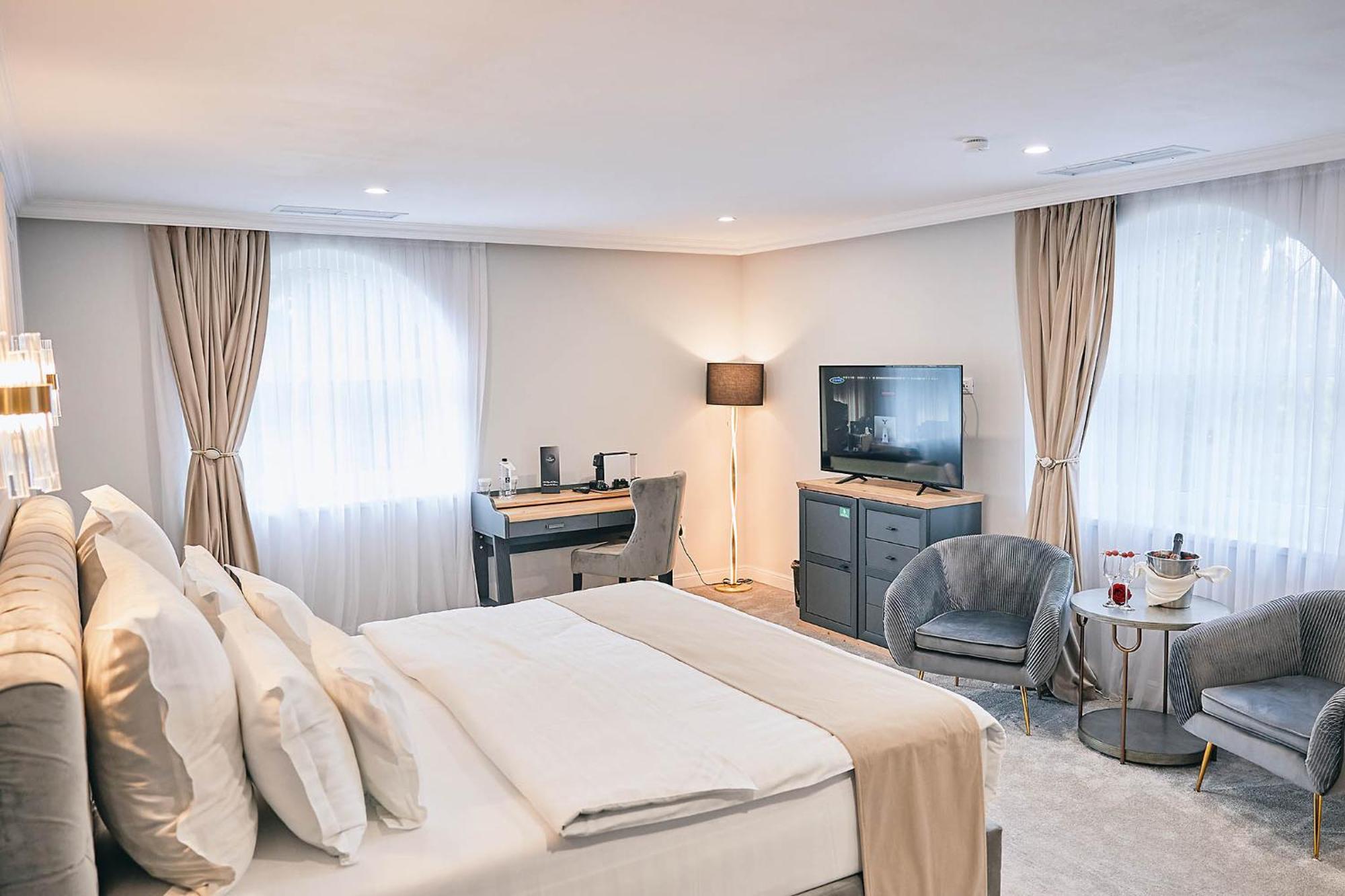 Lacul Verde Resort プロイェシュティ エクステリア 写真